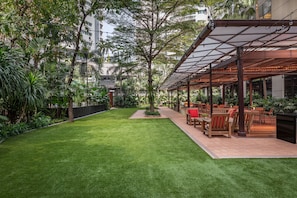 Sports bar, pool views, open daily - Marriott Executive Apartments Sukhumvit Park, Bangkok (Bangkok)