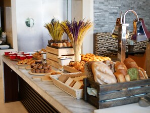 A buffet table with various baked goods and pastries. - Marriott Executive Apartments Sukhumvit Park, Bangkok (Bangkok)