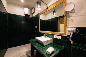 Deluxe tweepersoonskamer | Badkamer | Een douche, een regendouche, gratis toiletartikelen, een haardroger