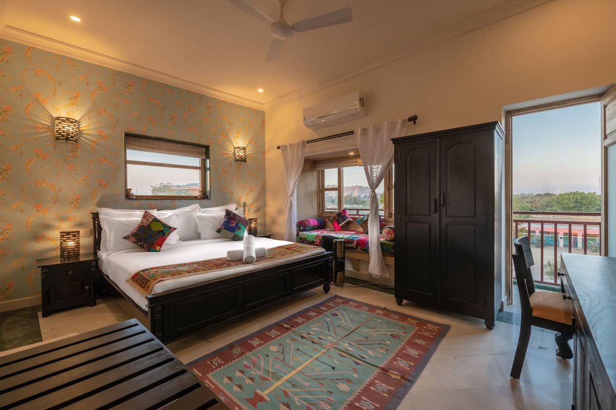 Kamar Double Royal | Tempat tidur Select Comfort, minibar, brankas, dan meja kerja