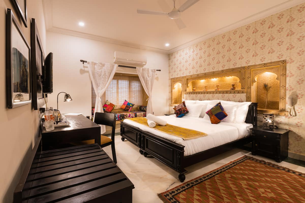 Kamar Double Deluks | Tempat tidur Select Comfort, minibar, brankas, dan meja kerja