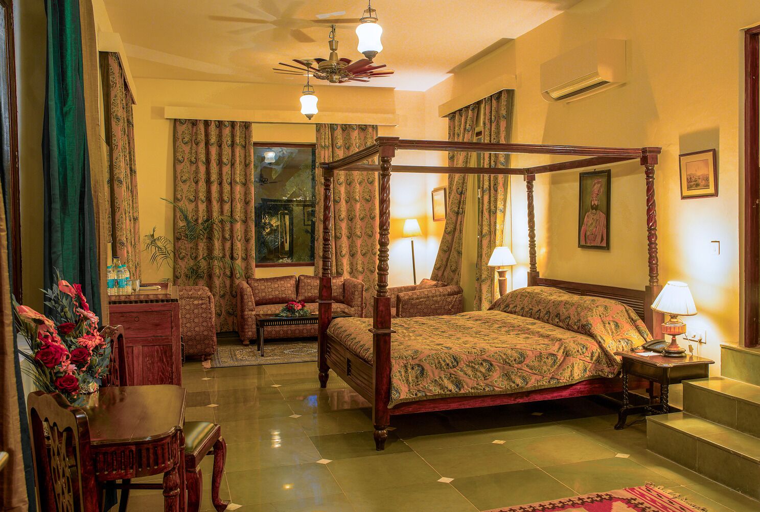 Luksussviitti | Ylelliset vuodevaatteet, minibaari, tallelokero huoneessa, työpöytä