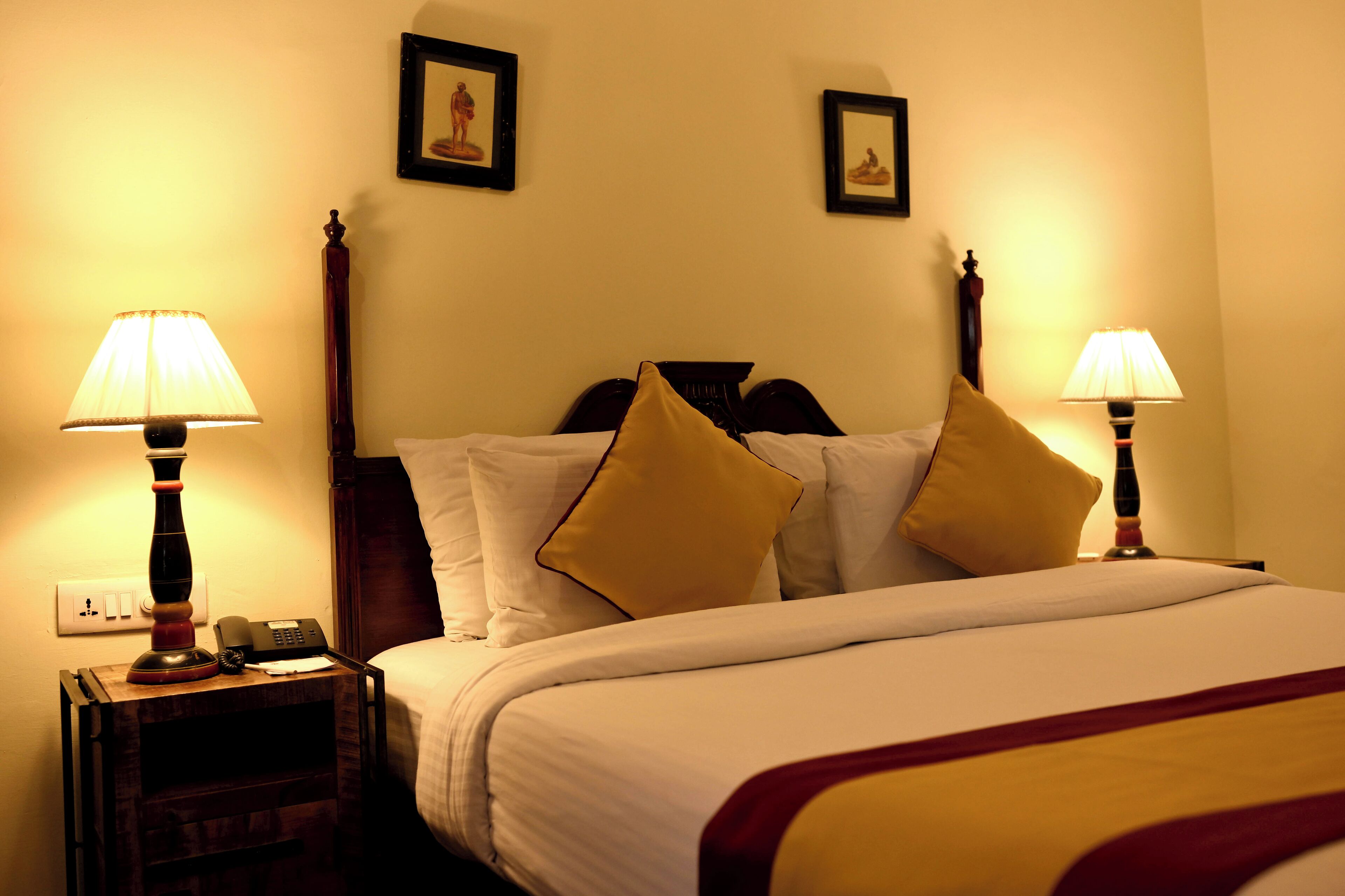 Deluxe-huone | Ylelliset vuodevaatteet, minibaari, tallelokero huoneessa, työpöytä