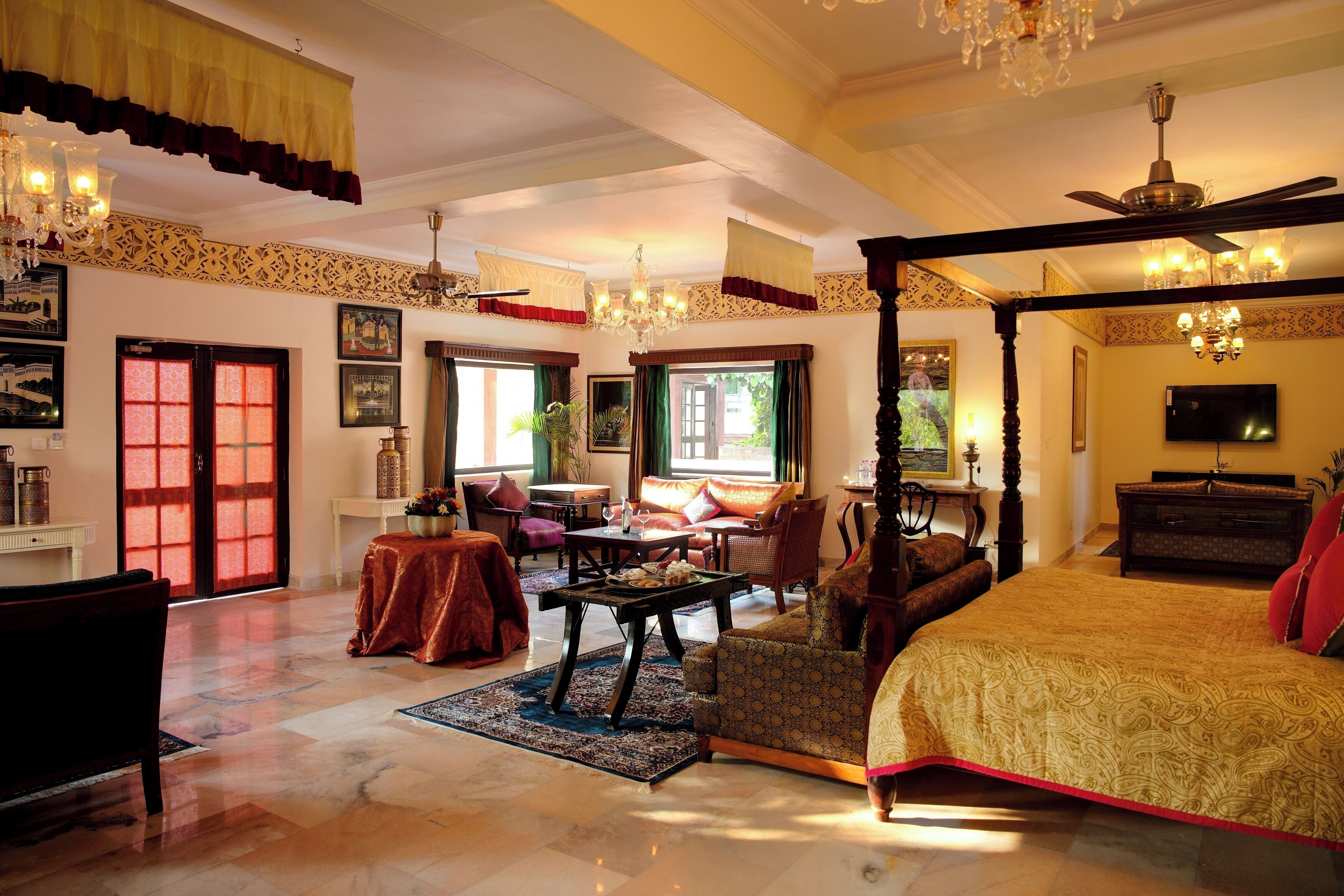 Kahden hengen huone yhdelle | Ylelliset vuodevaatteet, minibaari, tallelokero huoneessa, työpöytä