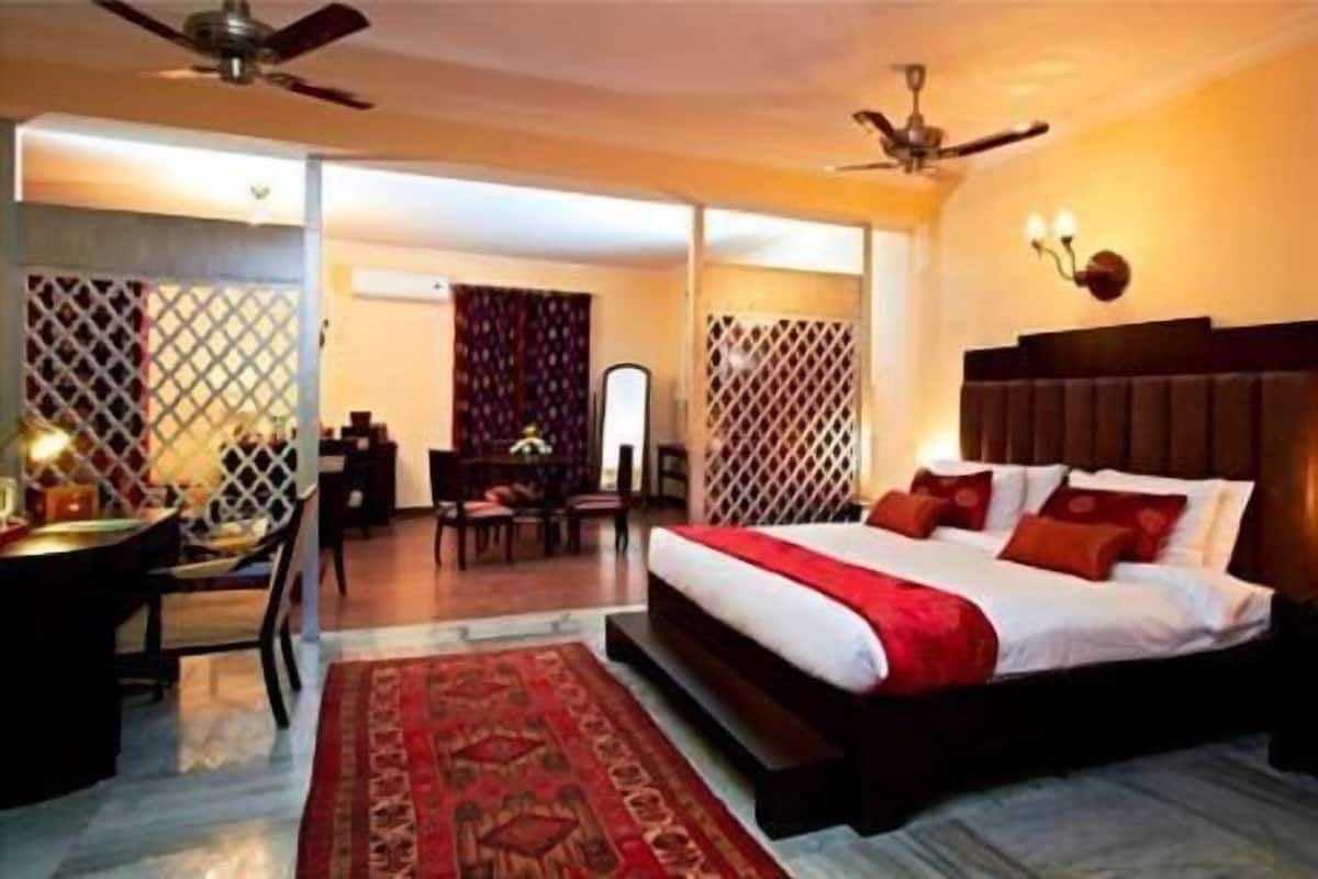 Seprai premium, minibar, brankas, dan meja kerja