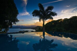 해변에 위치, 백사장, 일광욕 의자, 비치 타월