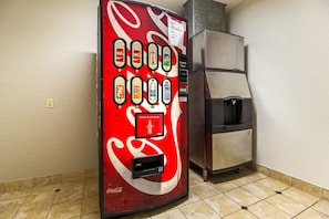 Vending machine - Scottish Inn and Suites Extended Stay Baytown (Baytown)