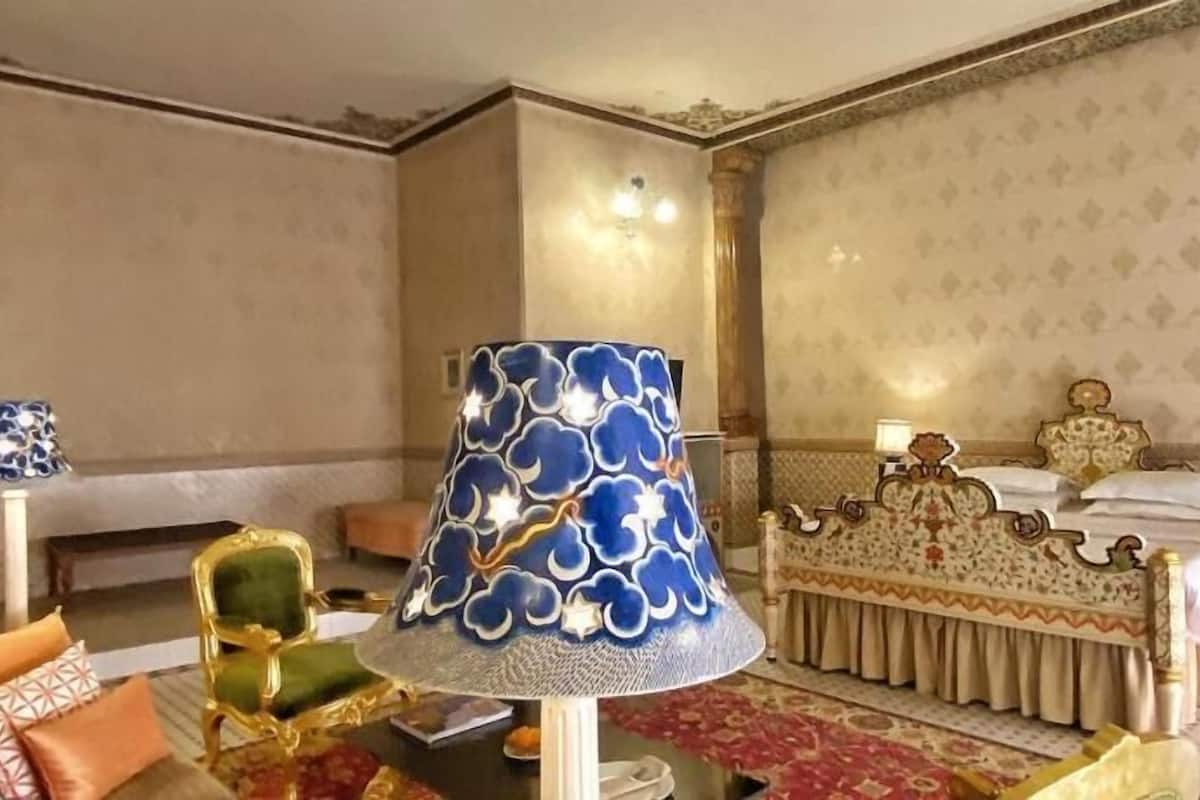 エジプト綿のシーツ、羽毛の掛け布団、低反発ベッド、デスク