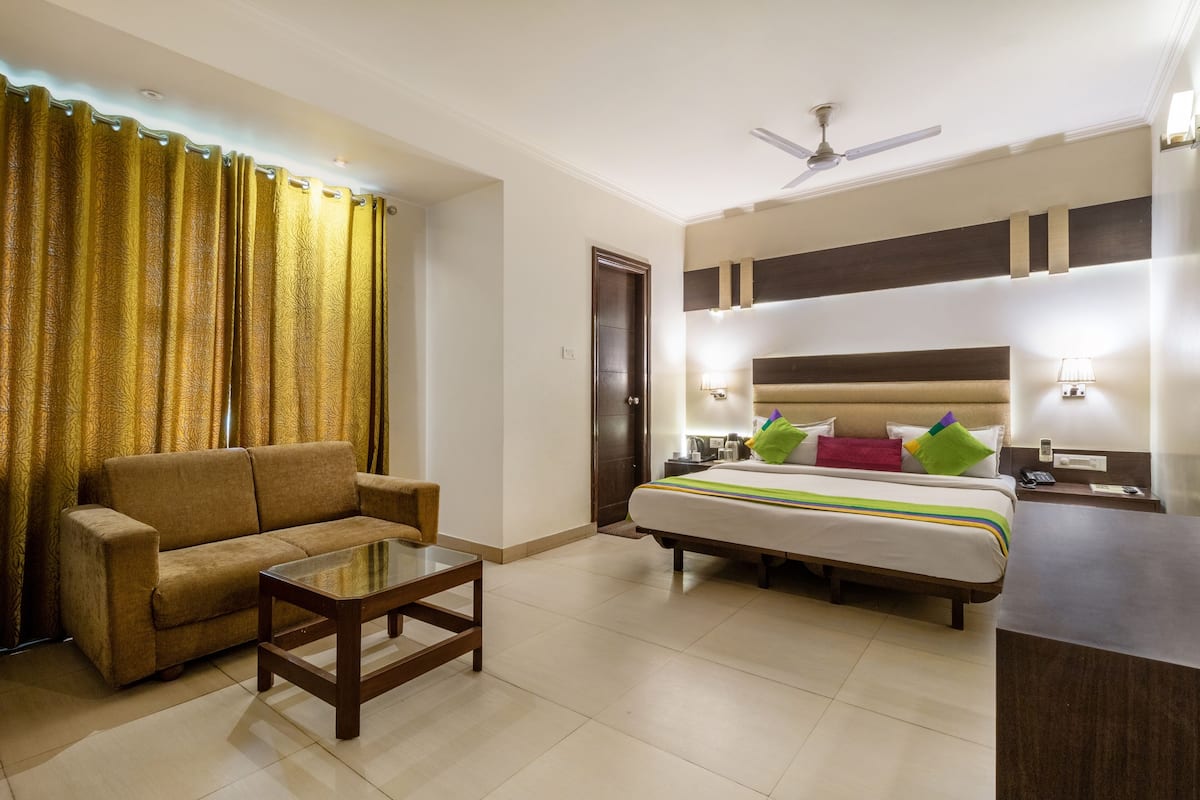 Kamar Deluks | Brankas, meja kerja, kedap suara, dan setrika/meja setrika