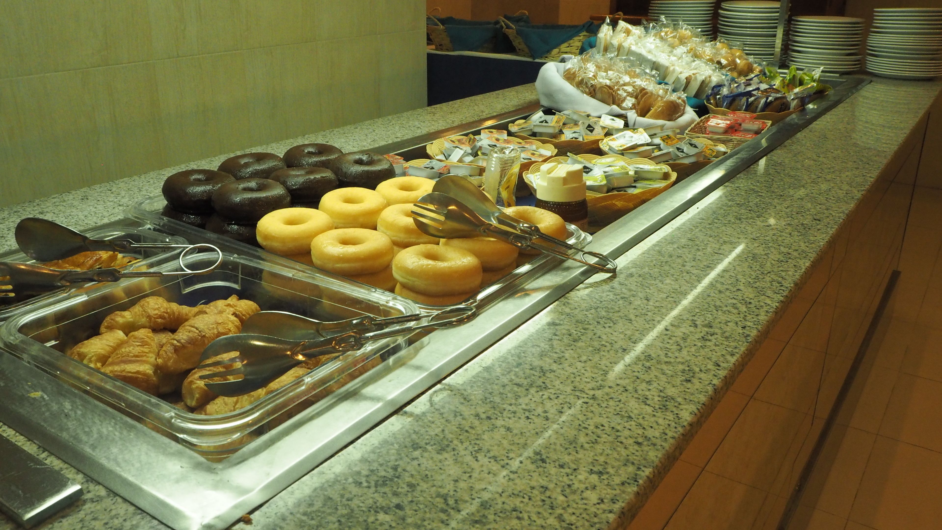 Petit déjeuner buffet (5 EUR par personne)