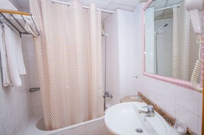 Standard Double Room, Balcony, City View | Bathroom - Hotel Andalucía (Benidorm)