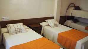 Familienzimmer, Balkon, Stadtblick (4 People) | Schreibtisch, laptopgeeigneter Arbeitsplatz, Verdunkelungsvorhänge