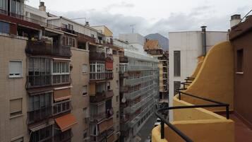 Habitación doble estándar, balcón, vista a la ciudad | Vista a la calle