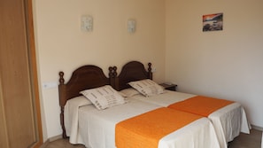 Habitación doble estándar, balcón, vista a la ciudad | Escritorio, espacio para trabajar con laptop y cortinas blackout 