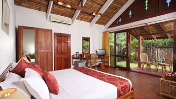 Seprai premium, minibar, brankas, dan meja kerja