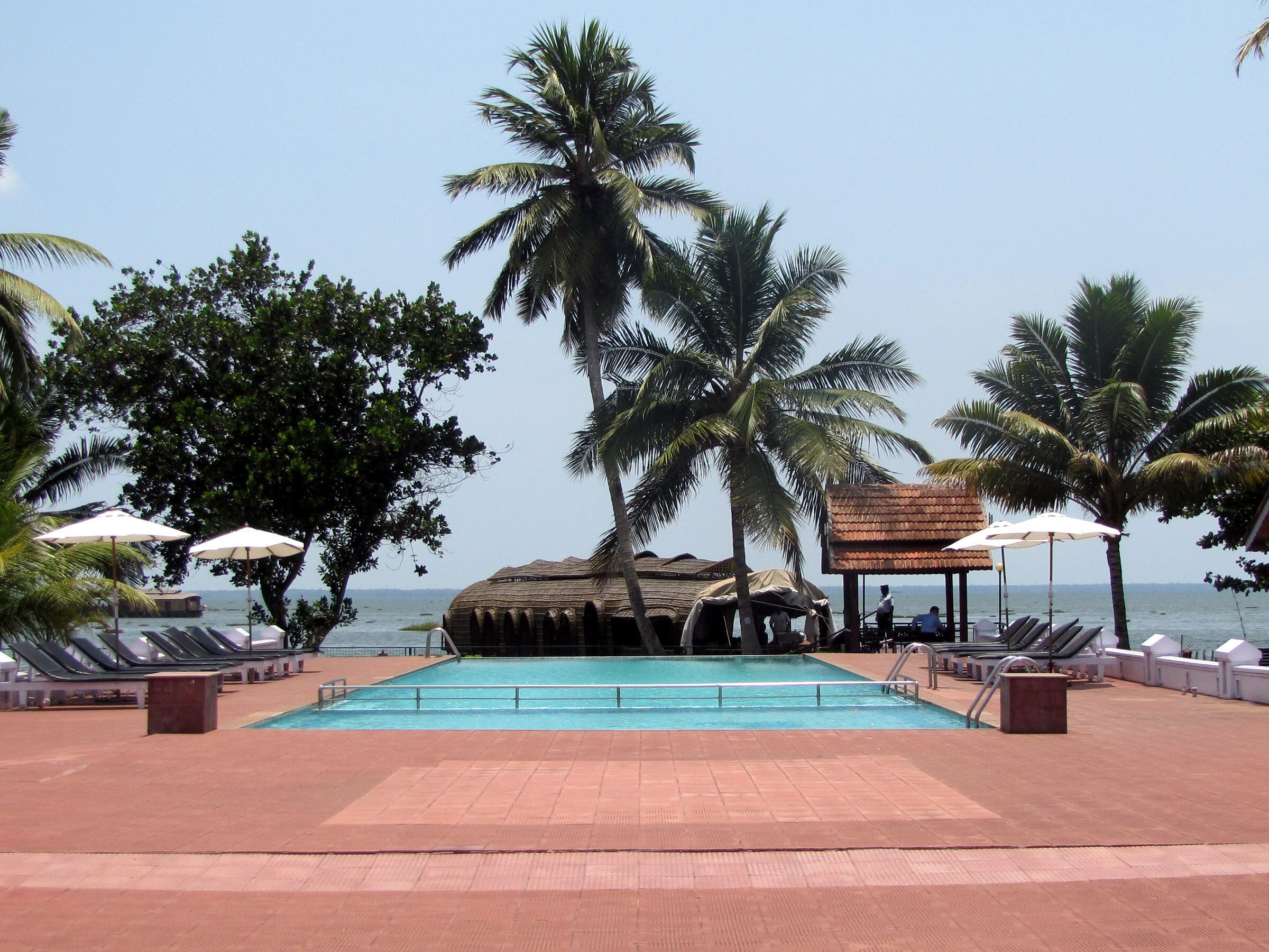 Kolam renang infinity