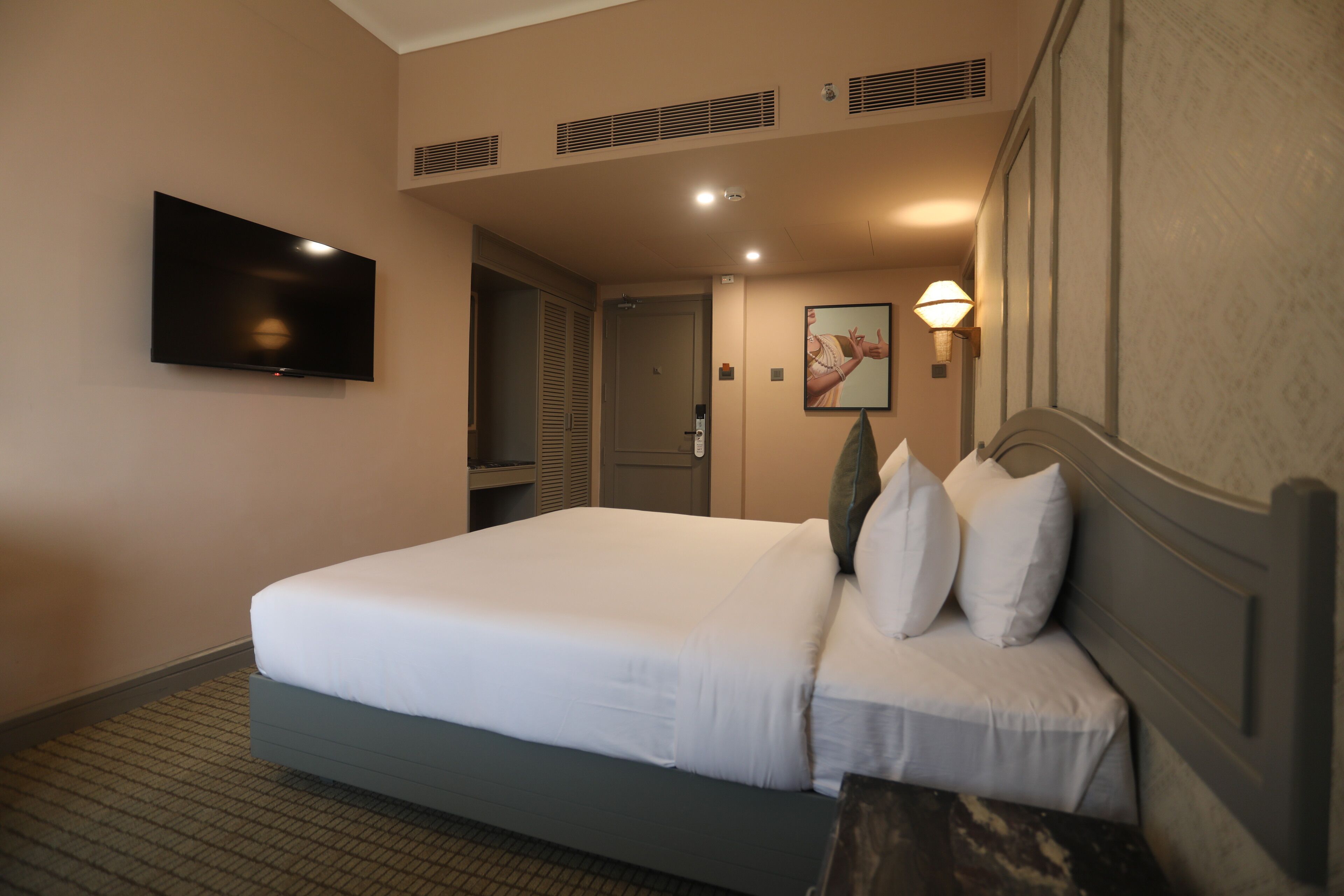 Deluxe | Rollaway beds, free WiFi, bed sheets