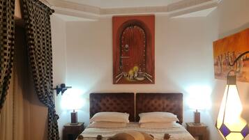 Chambre de Luxe (Bouton d´Or) | Minibar, safe på rommet, individuelt dekorert og individuelt innredet