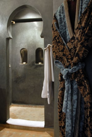 Douche, articles de toilette gratuits, sĂšche-cheveux, peignoirs