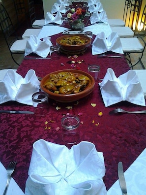 Se sirven cenas y cocina marroquí