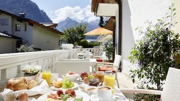 Free daily buffet breakfast