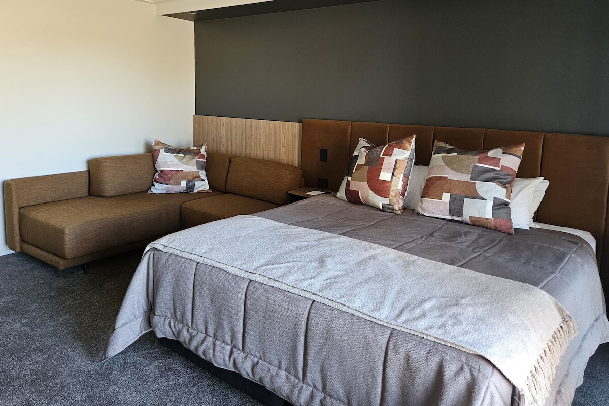 Habitación Deluxe doble | Caja fuerte, escritorio, cortinas opacas y sistema de insonorización