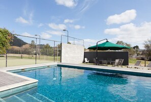 Outdoor pool, pool umbrellas, sun loungers - Pauanui Pines Motor Lodge (Pauanui)