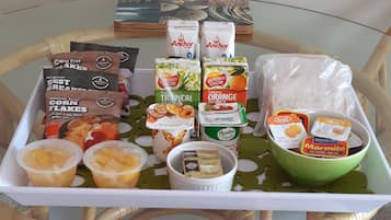 Una bandeja con diversos alimentos, como cereales, leche y yogur.