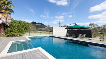 Piscina externa, guarda-sóis, espreguiçadeiras