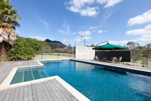 Outdoor pool, pool umbrellas, pool loungers - Pauanui Pines Motor Lodge (Pauanui)