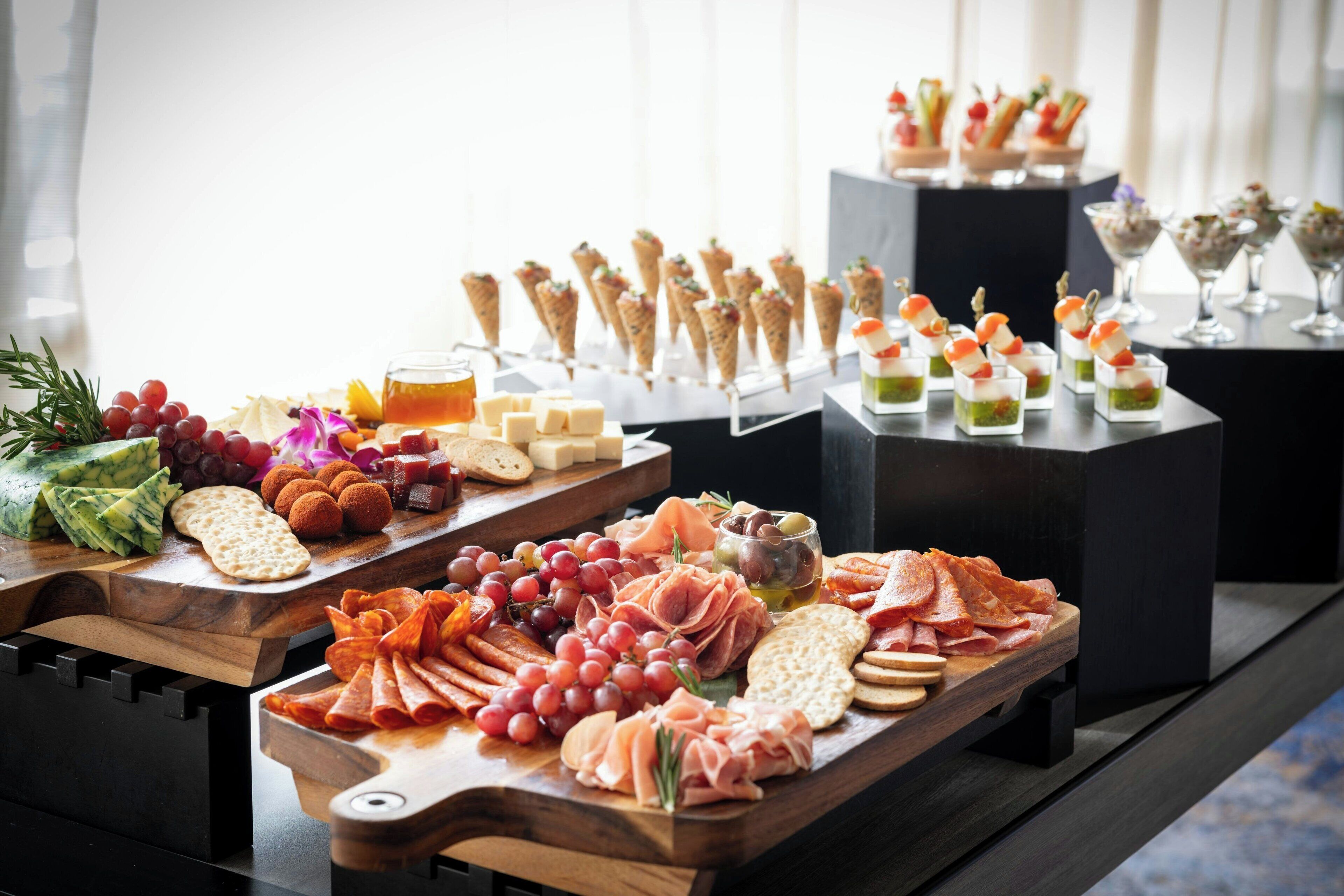 Ein reichhaltiges Buffet mit Käse, Fleisch und Obst.