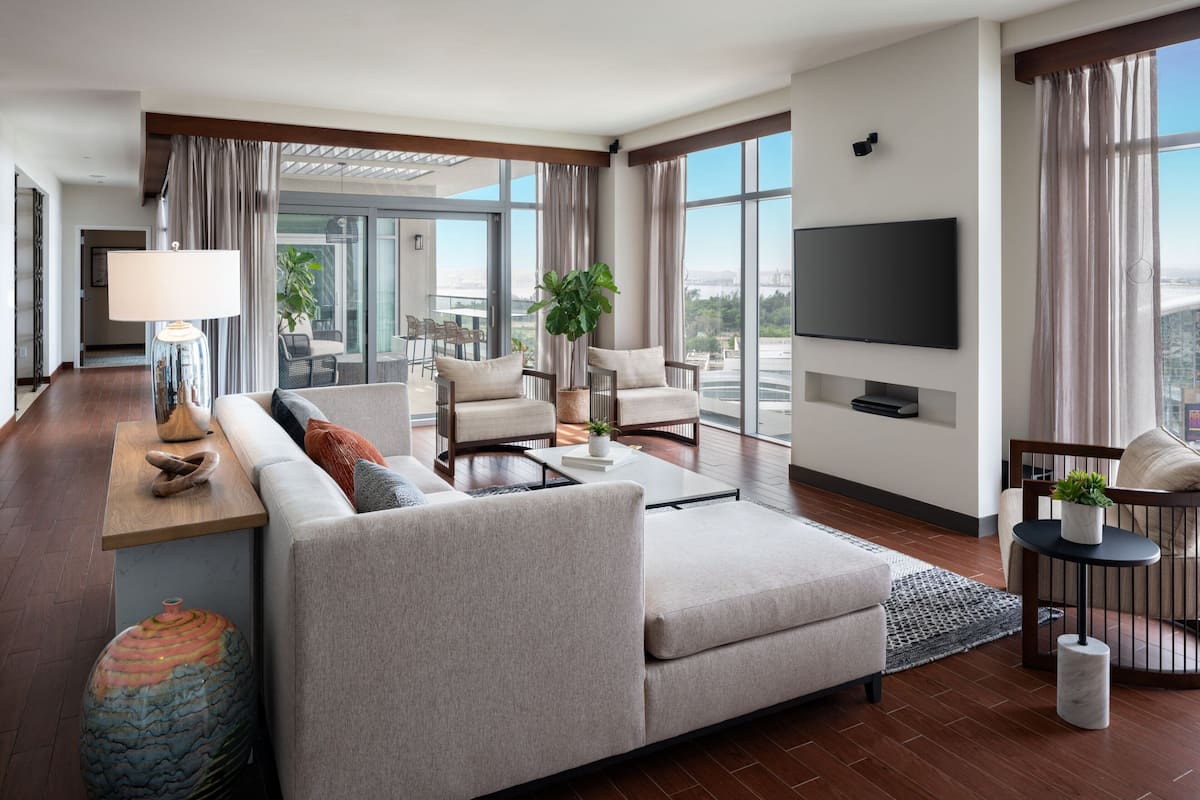 Presidential-Suite, 2 Schlafzimmer, Buchtblick | Wohnbereich | 55-Zoll-LED-Fernseher mit Kabelempfang, Fernseher