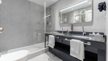 Amenidades de baño gratuitas, secadora de cabello, toallas, jabón