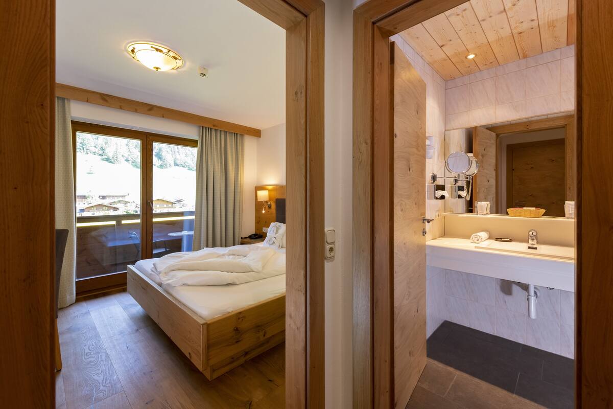 standard single room, balcony, mountain view (classic) | bathroom | free toiletries, hair dryer, bathrobes, towels