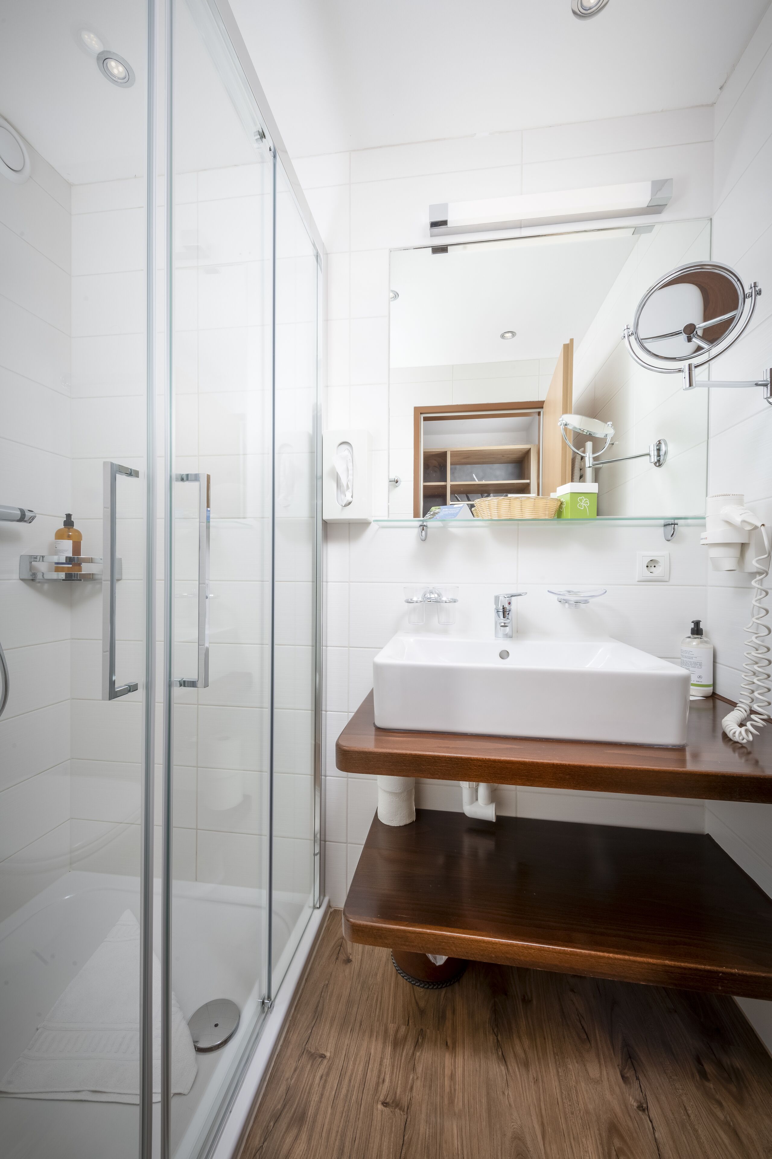 standard double room, balcony, mountain view (fichte) | bathroom | free toiletries, hair dryer, bathrobes, towels