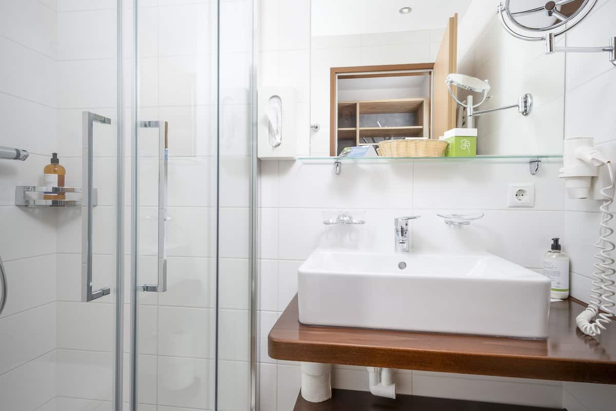 standard double room, balcony, mountain view (fichte) | bathroom | free toiletries, hair dryer, bathrobes, towels