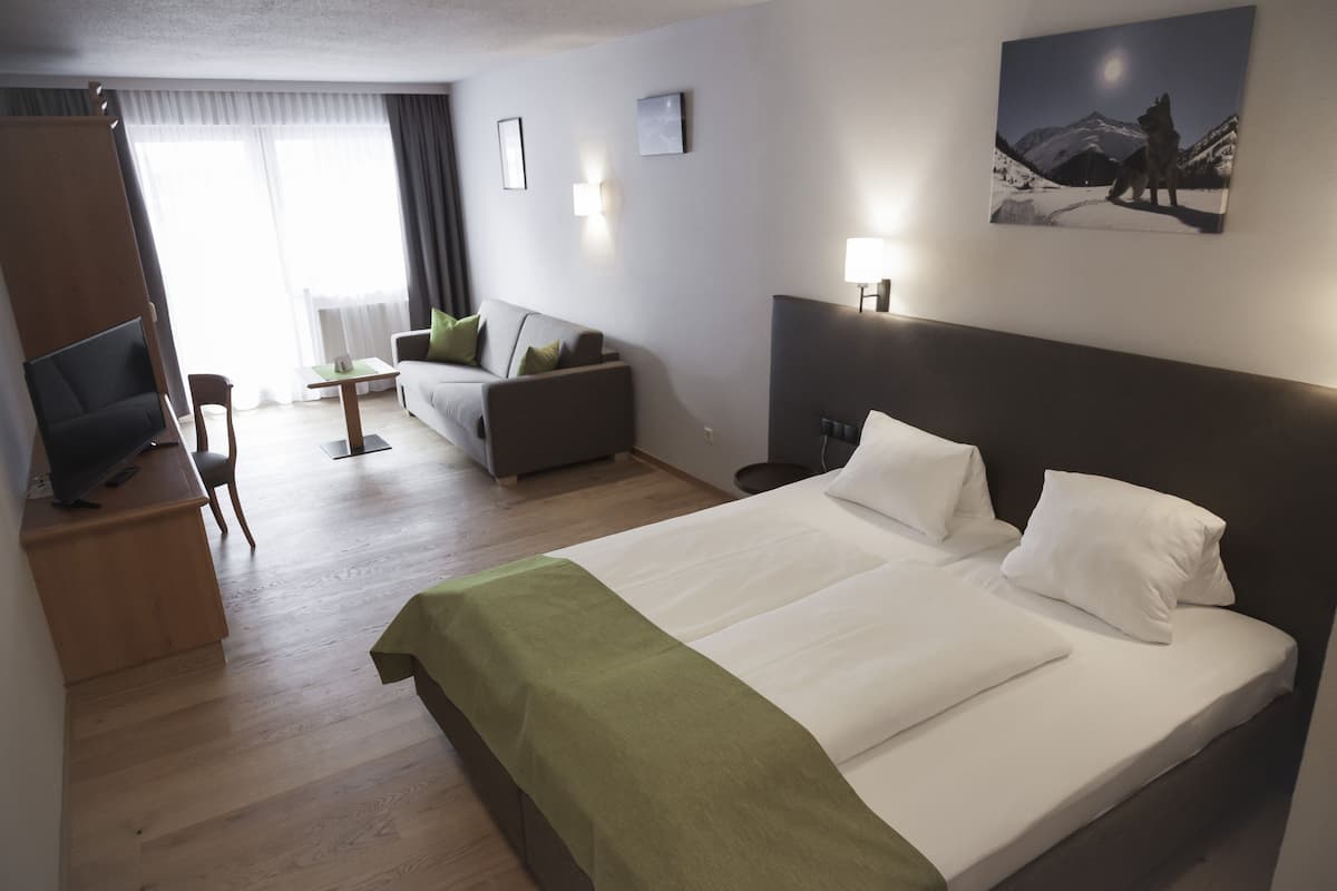 Deluxe kamer, balkon | 1 slaapkamer, een kluis op de kamer, een bureau, gratis wifi