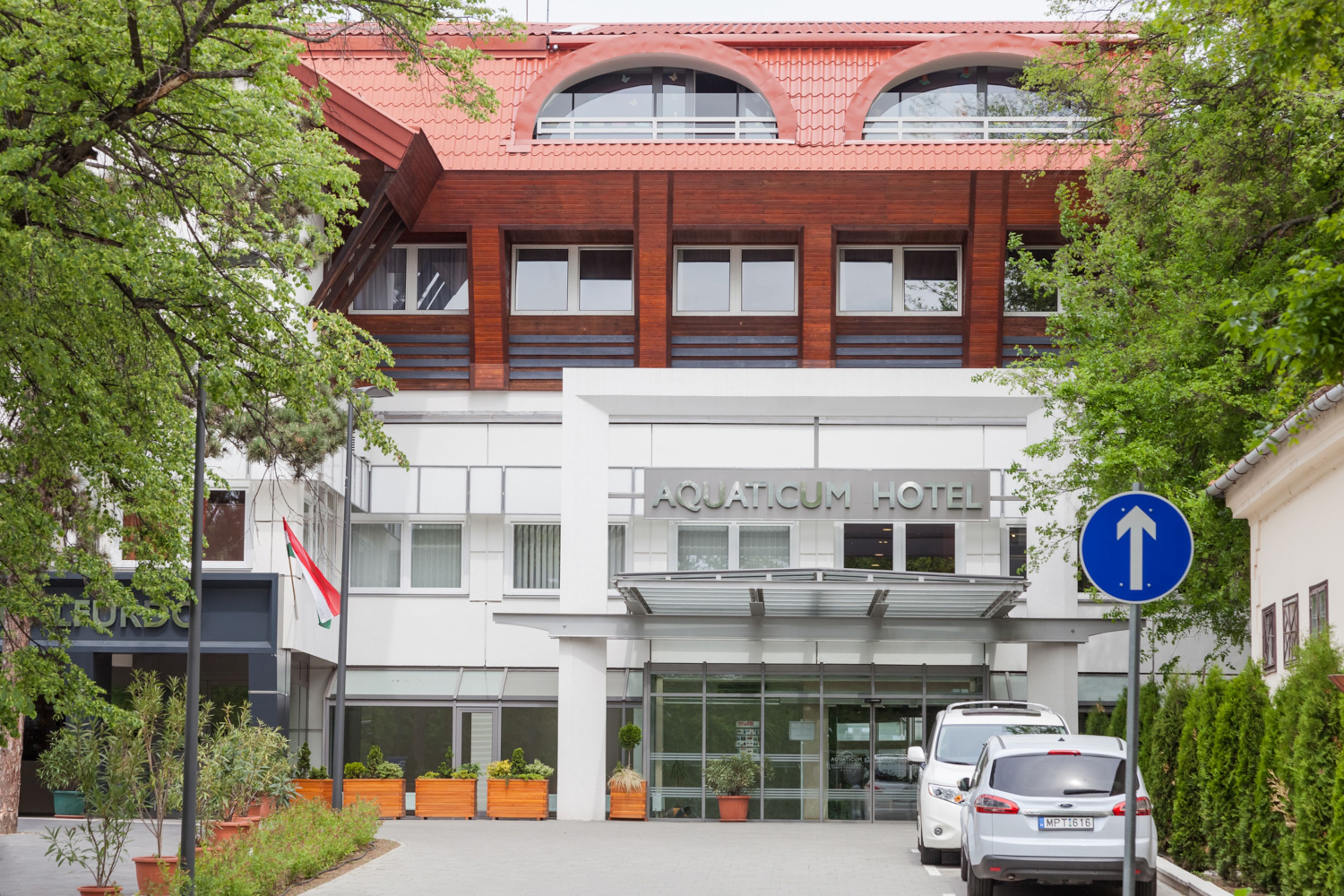 Hotel Aquaticum met een moderne gevel, grote ramen en een rood dak.