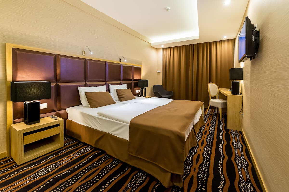 Hypo-allergenic bedding, minibar, in-room safe, desk
