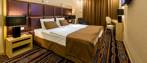 Hypo-allergenic bedding, minibar, in-room safe, desk