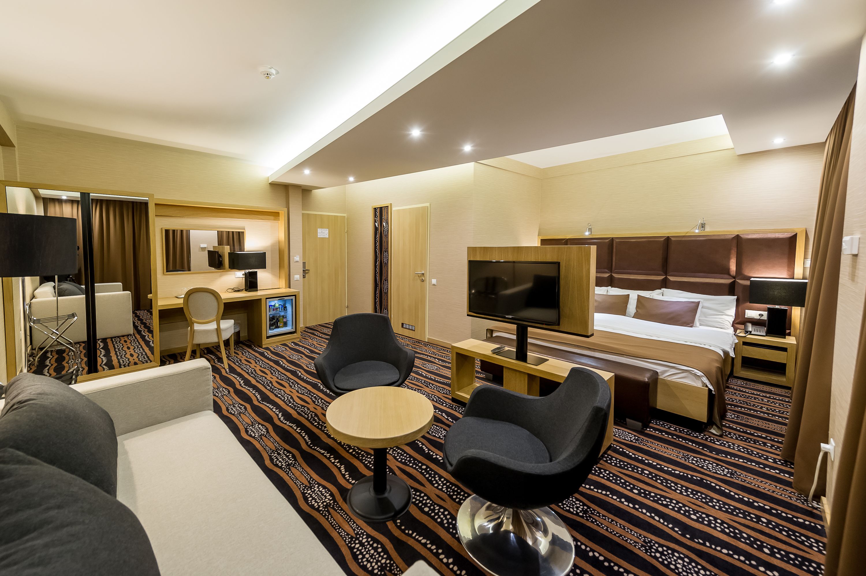 junior suite | 1 bedroom, hypo-allergenic bedding, minibar, in-room safe