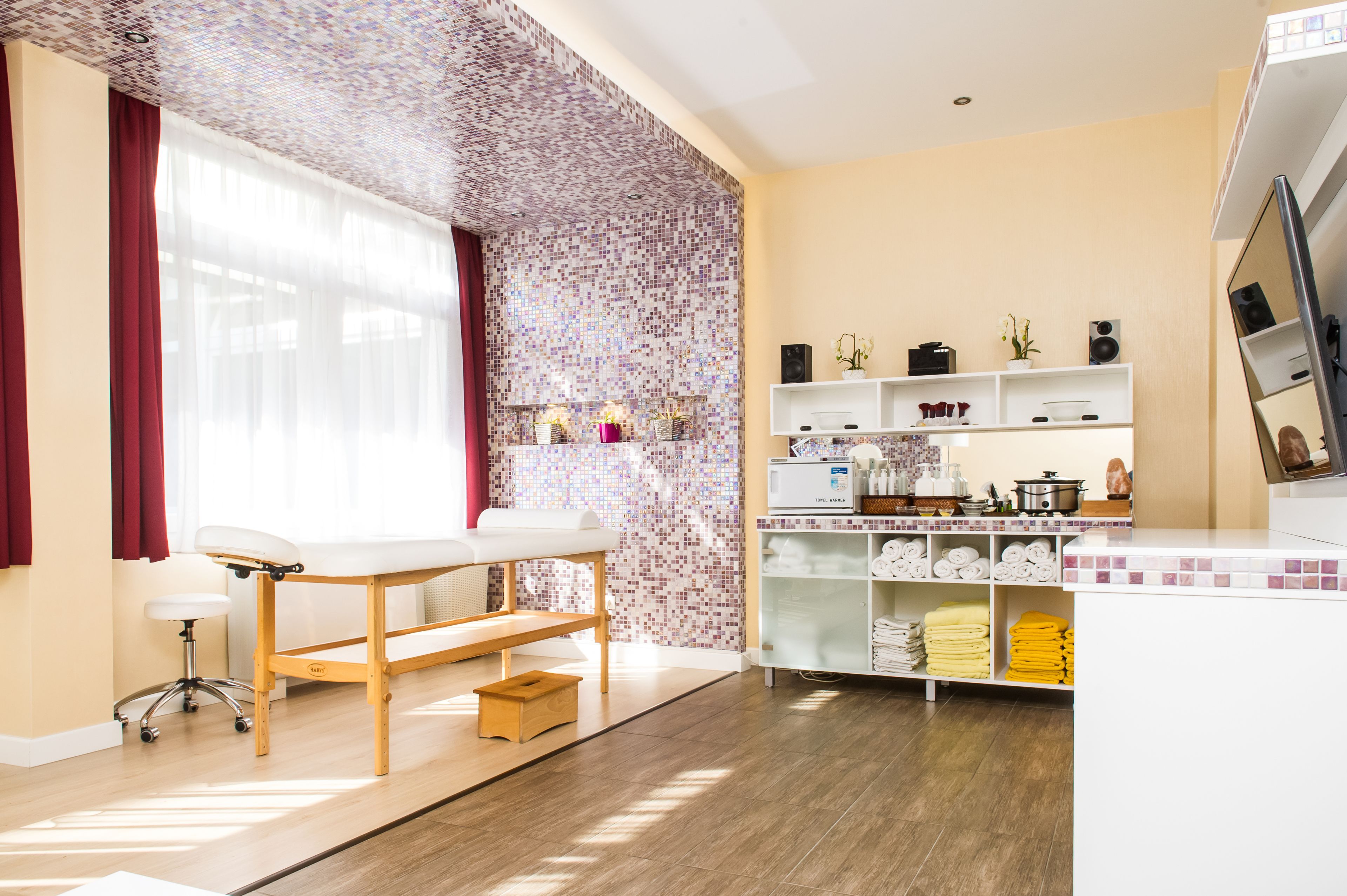 sauna, hot tub, body treatments, hydrotherapy, body wraps, body scrubs