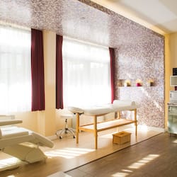 Sauna seca, banheira de hidromassagem, tratamentos corporais