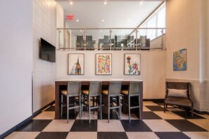Lobby sitting area - Best Western Plus Plaza Hotel (Long Island City)