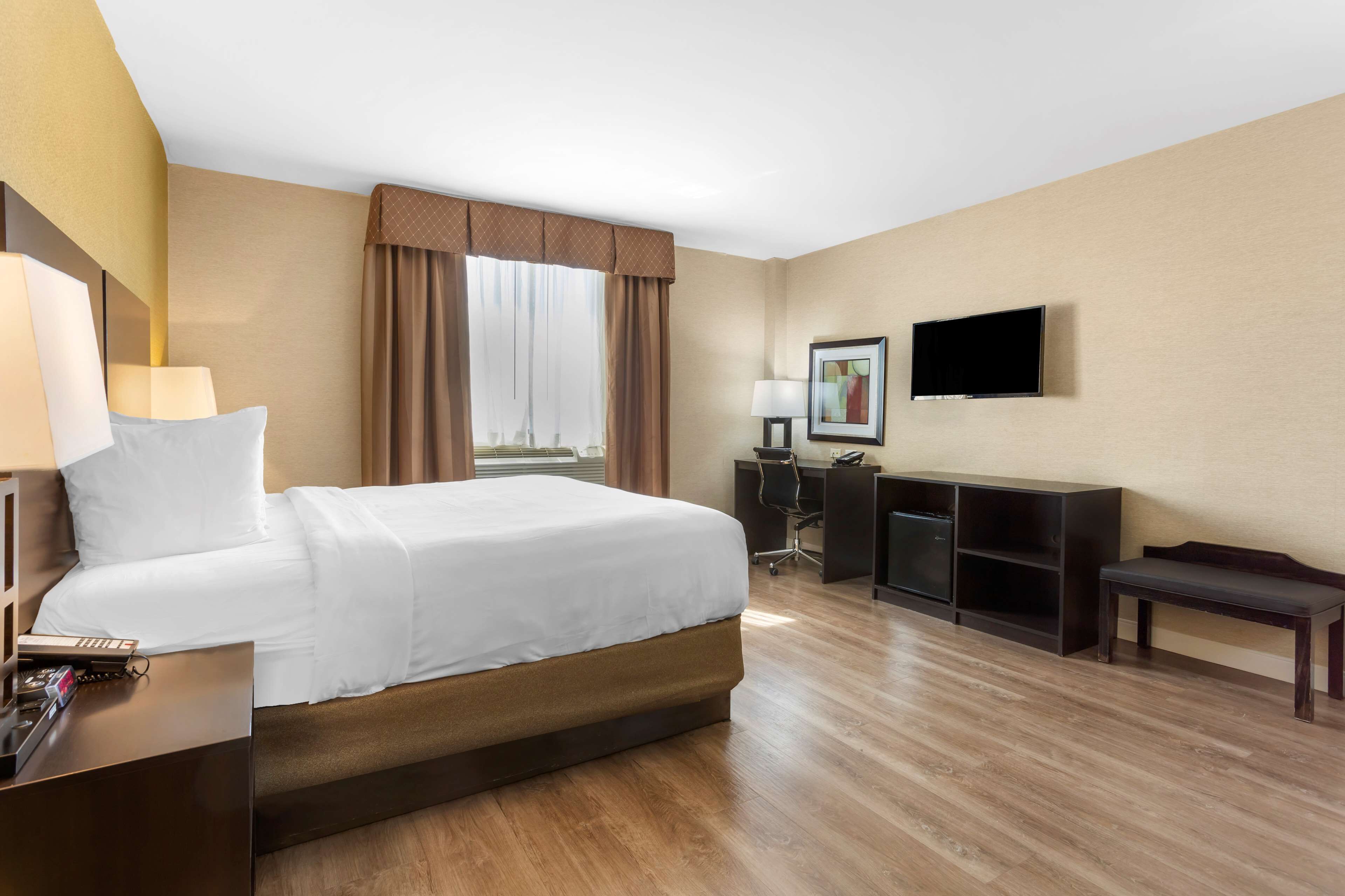 premium bedding, down duvets, in-room safe, desk