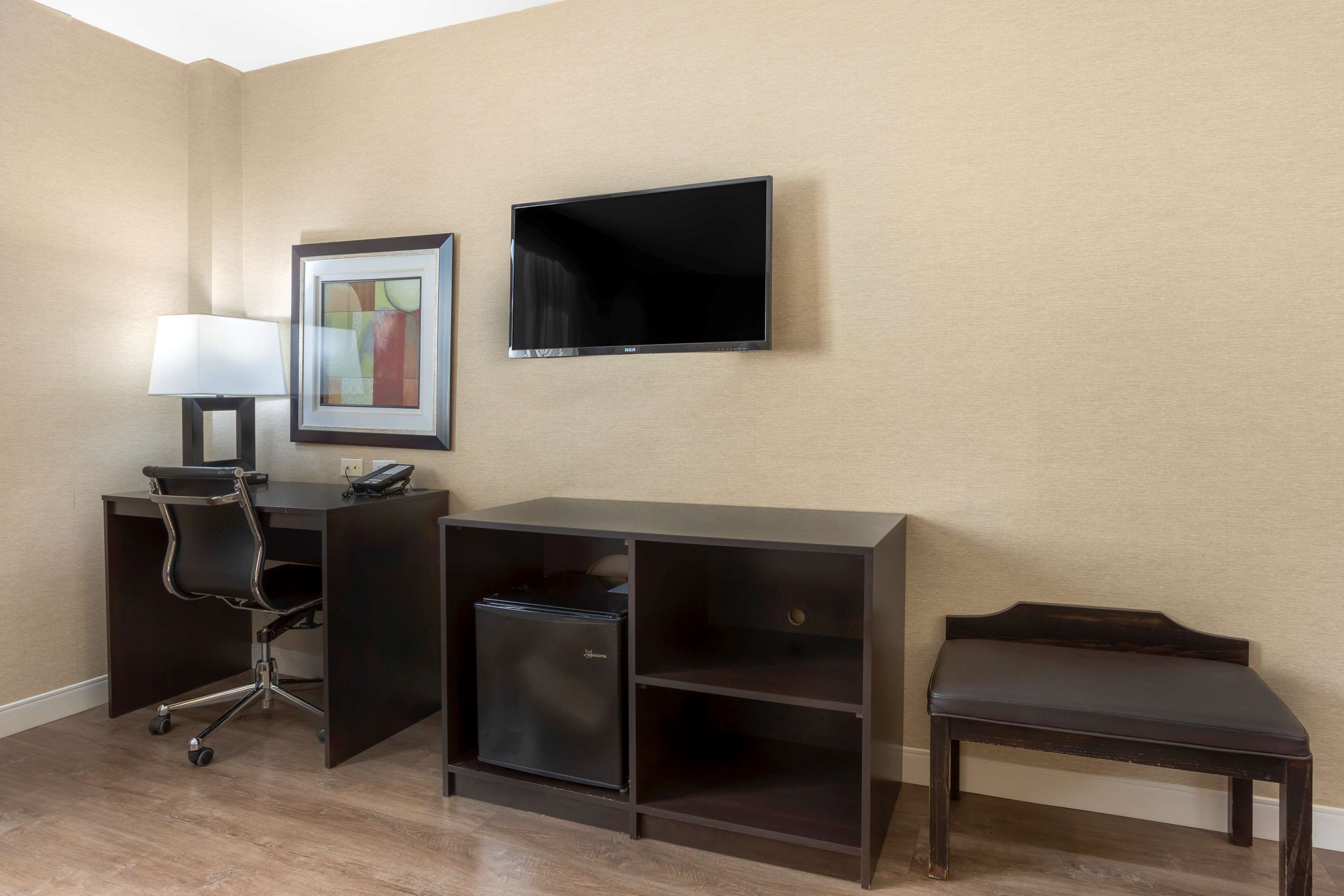 suite, 1 king bed with sofa bed, non smoking, refrigerator (with sofabed) | premium bedding, down duvets, in-room safe, desk