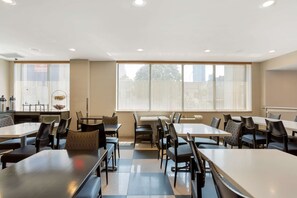 朝食 (ビュッフェ)、毎日提供 (無料)