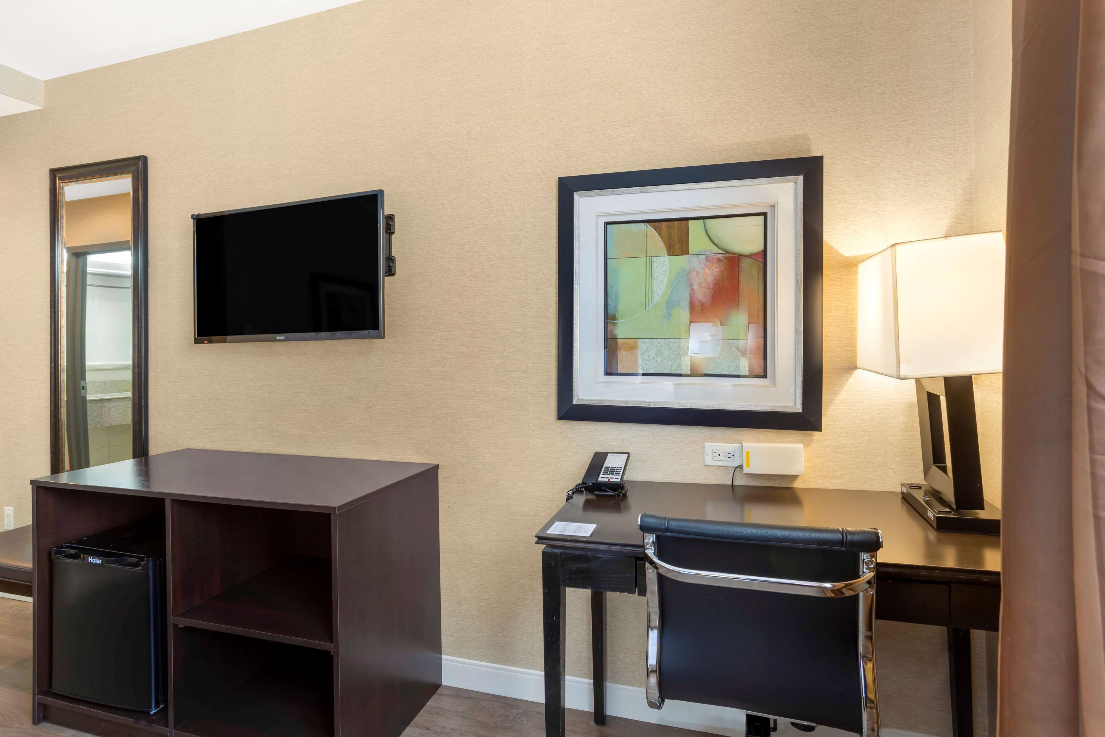 premium bedding, down duvets, in-room safe, desk