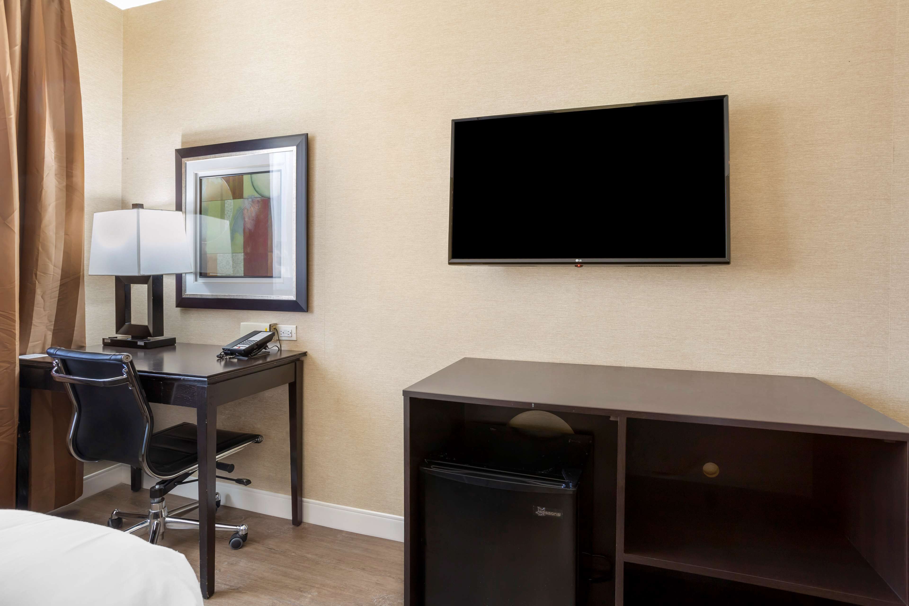 premium bedding, down duvets, in-room safe, desk