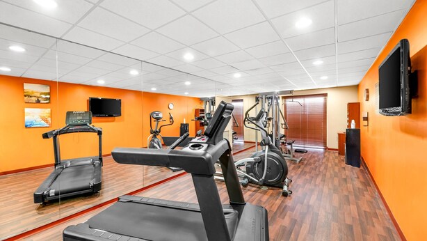 Et fitnesscenter med løbebånd, spinningcykler og styrkemaskiner.